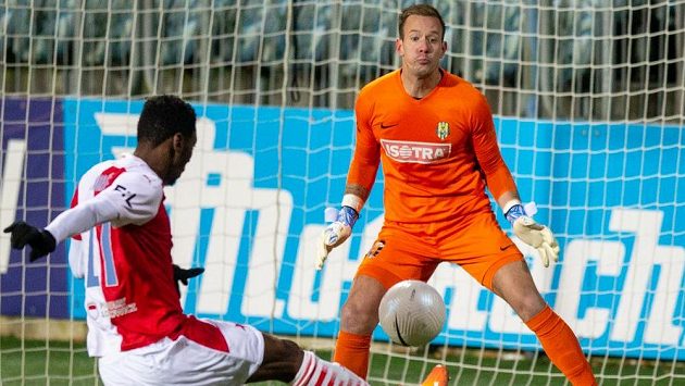 Zleva Ibrahim Traoré ze Slavie a brankář Opavy Vilém Fendrich. Zleva Ibrahim Traoré ze Slavie a brankář Opavy Vilém Fendrich.