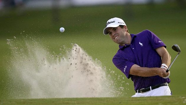 Americký golfista Martin odpaluje míček z písku při 18. jamce Zurich Classic. Americký golfista Martin odpaluje míček z písku při 18. jamce Zurich Classic.