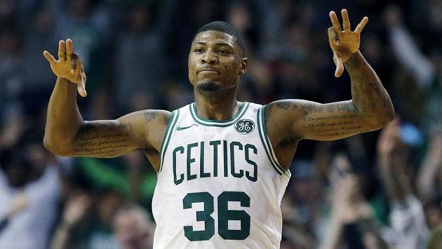 Marcus Smart z Bostonu oslavuje úspěšný tříbodový pokus v utkání proti Detroitu. Marcus Smart z Bostonu oslavuje úspěšný tříbodový pokus v utkání proti Detroitu.