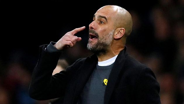 Trenér Manchesteru City Pep Guardiola se žlutou stužkou, kterou demonstruje podporu katalánským politikům. Trenér Manchesteru City Pep Guardiola se žlutou stužkou, kterou demonstruje podporu katalánským politikům.