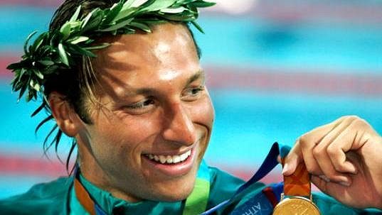Australský plavec Ian Thorpe na archivním snímku po olympijském triumfu v závodu na 200 metrů volný způsob na hrách v Aténách. Australský plavec Ian Thorpe na archivním snímku po olympijském triumfu v závodu na 200 metrů volný způsob na hrách v Aténách.