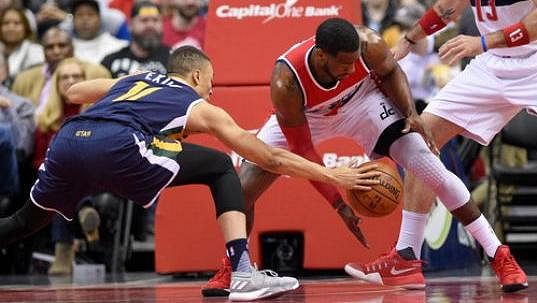 Dante Exum (11) z Utahu a John Wall z Washingtonu. Dante Exum (11) z Utahu a John Wall z Washingtonu.