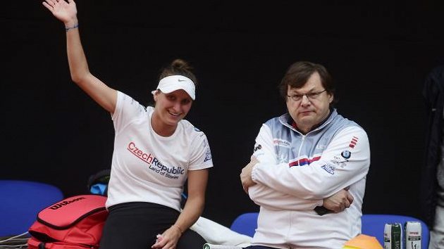 Lékař fedcupového týmu Vlastimil Voráček po boku tenistky Markéty Vondroušové před barážovým střetnutím s Kanadou v roce 2019. Lékař fedcupového týmu Vlastimil Voráček po boku tenistky Markéty Vondroušové před barážovým střetnutím s Kanadou v roce 2019.