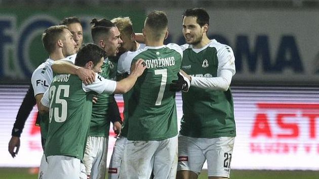 Hráči Jablonce se radují z gólu v utkání 11. kola první fotbalové ligy proti Plzni. Hráči Jablonce se radují z gólu v utkání 11. kola první fotbalové ligy proti Plzni.