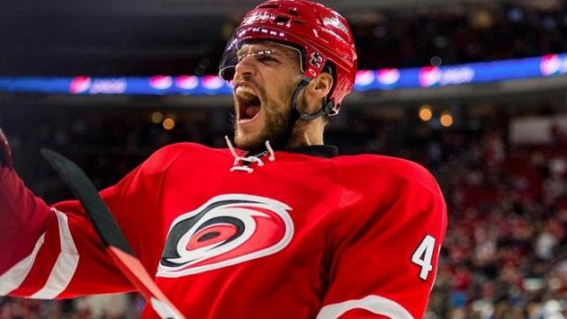 Michal Jordán se raduje z gólu v utkání NHL proti Tampě Bay. Michal Jordán se raduje z gólu v utkání NHL proti Tampě Bay.