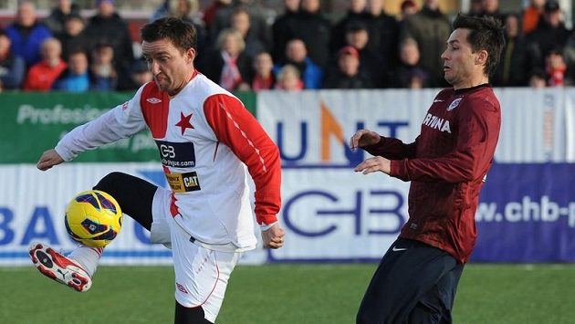 Vladimír Šmicer (vlevo) ze Slavie si zpracovává míč při Silvestrovském derby pražských "S". Přihlíží Miroslav Baranek ze Sparty. Vladimír Šmicer (vlevo) ze Slavie si zpracovává míč při Silvestrovském derby pražských "S". Přihlíží Miroslav Baranek ze Sparty.