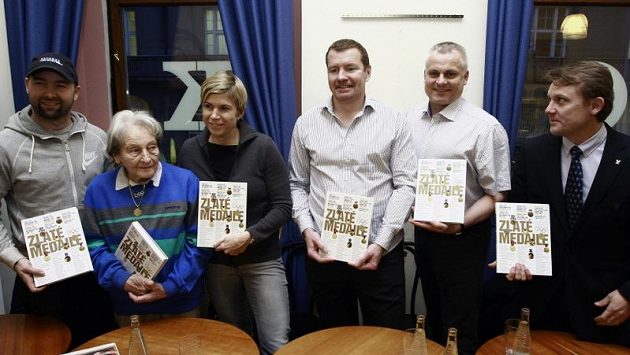 Sportovci (zprava) Martin Doktor, Robert Změlík, František Kučera, Kateřina Neumannová, Dana Zátopková a Aleš Valenta se v úterý sešli v knihkupectví Academica na křtu knihy Zlaté medaile. Sportovci (zprava) Martin Doktor, Robert Změlík, František Kučera, Kateřina Neumannová, Dana Zátopková a Aleš Valenta se v úterý sešli v knihkupectví Academica na křtu knihy Zlaté medaile.