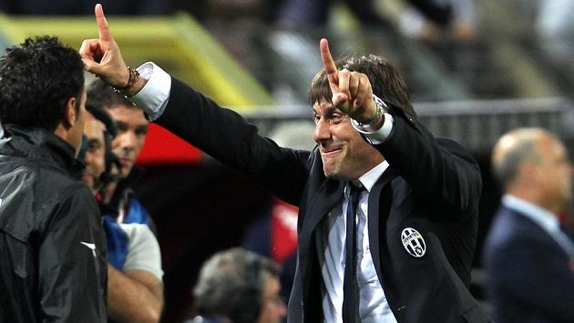 Antonio Conte se raduje na lavičce Juventusu z návratu na italský ligový trůn. Antonio Conte se raduje na lavičce Juventusu z návratu na italský ligový trůn.