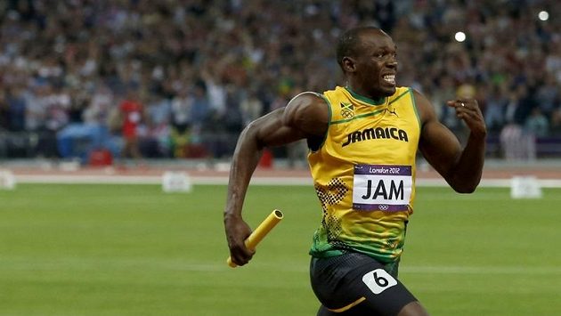 Jamajský sprinter Usain Bolt finišuje se štafetovým kolíkem na trati 4x100 metrů. Jamajský sprinter Usain Bolt finišuje se štafetovým kolíkem na trati 4x100 metrů.