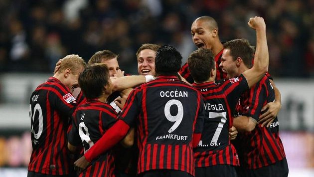 Fotbalisté Frankfurtu se radují z gólu proti Fürthu. Fotbalisté Frankfurtu se radují z gólu proti Fürthu.
