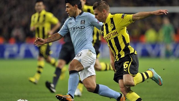 Špílmachr Borussie Dortmund Jakub Blaszczykowski (vpravo) v souboji se Sergiem Agüerem z Manchesteru City v utkání Ligy mistrů Špílmachr Borussie Dortmund Jakub Blaszczykowski (vpravo) v souboji se Sergiem Agüerem z Manchesteru City v utkání Ligy mistrů