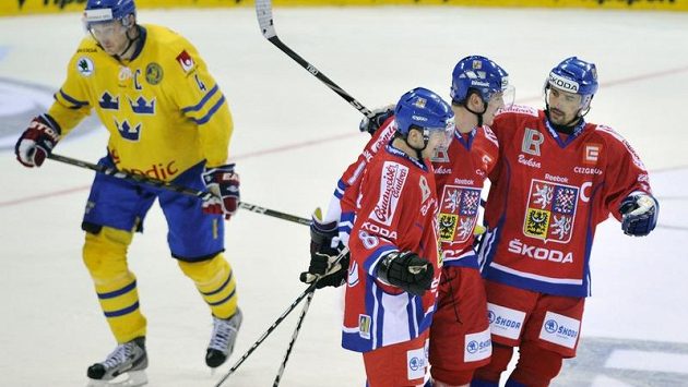 Čeští hráči (zleva) Jakub Petružálek, Jiří Tlustý a Tomáš Plekanec se radují z gólu. Čeští hráči (zleva) Jakub Petružálek, Jiří Tlustý a Tomáš Plekanec se radují z gólu.