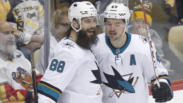 Tomáš Hertl (vpravo) se raduje z gólu se spoluhráčem ze San Jose Brentem Burnsem. Tomáš Hertl (vpravo) se raduje z gólu se spoluhráčem ze San Jose Brentem Burnsem.