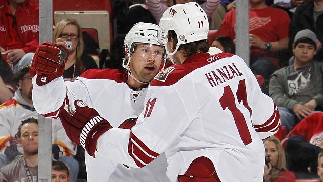 Shane Doan (vlevo) a Martin Hanzal v dresu Kojotů. Shane Doan (vlevo) a Martin Hanzal v dresu Kojotů.