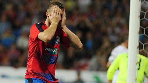 Michael Krmenčík z Plzně se drží za hlavu po neproměněné šanci. Michael Krmenčík z Plzně se drží za hlavu po neproměněné šanci.