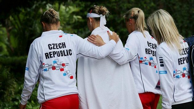 Smutný průvod českých tenistek (zleva) Lucie Hradecká, Lucie Šafářová, Andrea Hlaváčková a Klára Zakopalová opouští tenisový areál v Palermu. Do finále Fed Cupu postoupily domácí Italky. Smutný průvod českých tenistek (zleva) Lucie Hradecká, Lucie Šafářová, Andrea Hlaváčková a Klára Zakopalová opouští tenisový areál v Palermu. Do finále Fed Cupu postoupily domácí Italky.