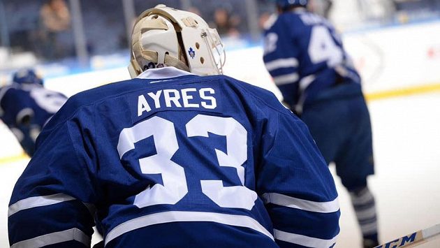 Brankář David Ayres si užil nečekanou slávu v NHL, teď na něj doma střílí z pistole manželka. Brankář David Ayres si užil nečekanou slávu v NHL, teď na něj doma střílí z pistole manželka.