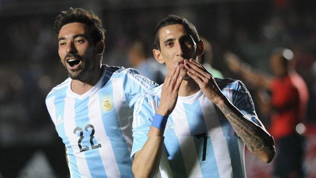 Argentinský fotbalista Di Maria (vpravo) se trefil a posílal fanouškům polibky. Argentinský fotbalista Di Maria (vpravo) se trefil a posílal fanouškům polibky.