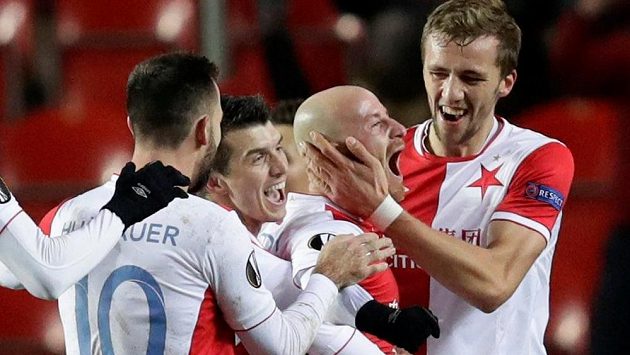 Miroslav Stoch se se spoluhráči ze Slavie raduje z gólu proti Petrohradu. Miroslav Stoch se se spoluhráči ze Slavie raduje z gólu proti Petrohradu.