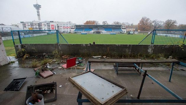 Pardubický fotbalový klub pevně věří, že město schválí opravy letního stadionu, aby splňoval parametry pro první ligu. Pardubický fotbalový klub pevně věří, že město schválí opravy letního stadionu, aby splňoval parametry pro první ligu.