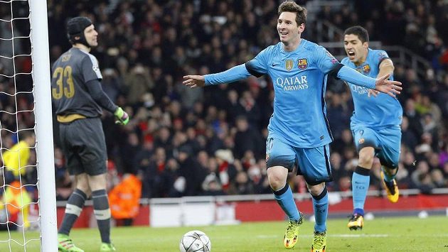 Lionel Messi (uprostřed) oslavuje gól z penalty. Vlevo překonaný gólman Arsenalu Petr Čech, vpravo Messiho spoluhráč z Barcelony Luis Suárez. Lionel Messi (uprostřed) oslavuje gól z penalty. Vlevo překonaný gólman Arsenalu Petr Čech, vpravo Messiho spoluhráč z Barcelony Luis Suárez.