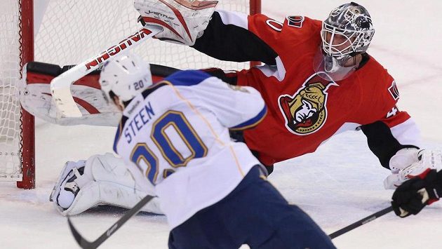 Brankář Ottawy Senators Robin Lehner chytá střelu Alexandera Steena (20) ze St.Louis. Brankář Ottawy Senators Robin Lehner chytá střelu Alexandera Steena (20) ze St.Louis.