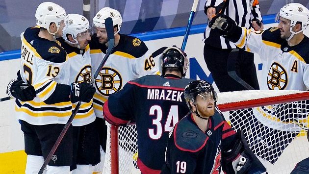 Radost v podání hokejistů Bostonu Bruins po vstřelené brance. Tu oslavují Charlie Coyle (vlevo), Brad Marchand (uprostřed) a David Krejčí (46). Vše sleduje překonaný brankář Caroliny Petr Mrázek. Radost v podání hokejistů Bostonu Bruins po vstřelené brance. Tu oslavují Charlie Coyle (vlevo), Brad Marchand (uprostřed) a David Krejčí (46). Vše sleduje překonaný brankář Caroliny Petr Mrázek.