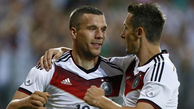 Útočníci Lukas Podolski (vlevo) a Miroslav Klose se radují z gólu v přípravném utkání proti Arménii. Útočníci Lukas Podolski (vlevo) a Miroslav Klose se radují z gólu v přípravném utkání proti Arménii.