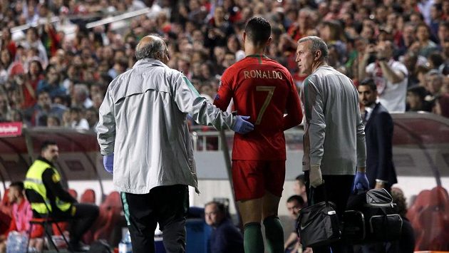 Portugalská hvězda Cristiano Ronaldo opouští hřiště během kvalifikačního utkání o Euro 2020 se Srbskem. Portugalská hvězda Cristiano Ronaldo opouští hřiště během kvalifikačního utkání o Euro 2020 se Srbskem.