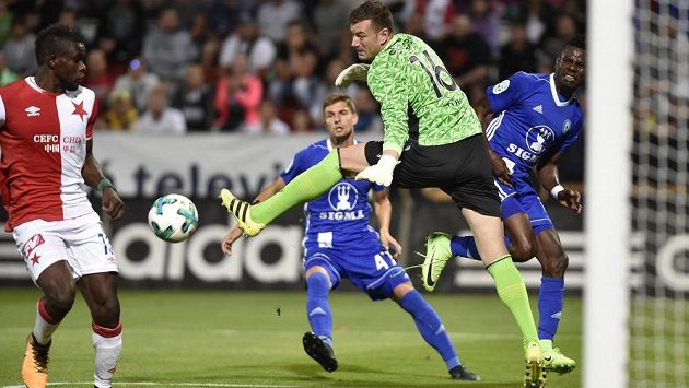 Zleva Ngadjui Ngadeu ze Slavie, Jiří Texl z Olomouce, brankář Slavie Jan Laštůvka a Budge Manzia z Olomouce. Zleva Ngadjui Ngadeu ze Slavie, Jiří Texl z Olomouce, brankář Slavie Jan Laštůvka a Budge Manzia z Olomouce.
