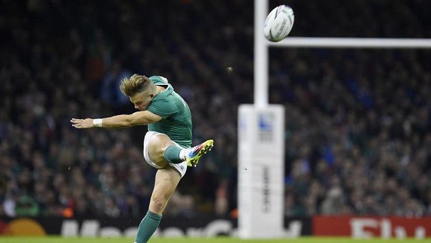 Irský ragbista Ian Madigan kope v utkání s Francií. Irský ragbista Ian Madigan kope v utkání s Francií.