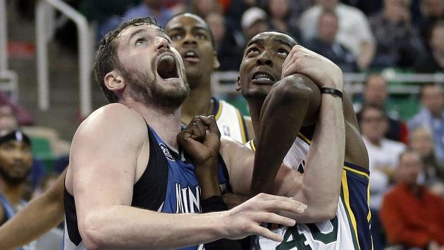 Basketbalista Minnesoty Timberwolve' Kevin Love (vlevo) v souboji s Jeremym Evansem z Utahu. Basketbalista Minnesoty Timberwolve' Kevin Love (vlevo) v souboji s Jeremym Evansem z Utahu.