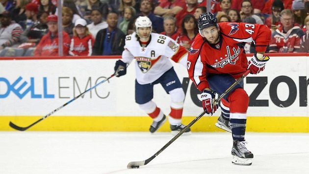 Český útočník Jaromír Jágr v dresu Floridy sleduje, jak právé křídlo Washingtonu Capitals Tom Wilson zakončuje akci v utkání NHL. Florida vyhrála 2:0. Český útočník Jaromír Jágr v dresu Floridy sleduje, jak právé křídlo Washingtonu Capitals Tom Wilson zakončuje akci v utkání NHL. Florida vyhrála 2:0.