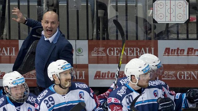 Trenér Plzně Martin Straka se raduje se svými svěřenci z postupu do předkola play-off po vítězství nad Spartou Trenér Plzně Martin Straka se raduje se svými svěřenci z postupu do předkola play-off po vítězství nad Spartou