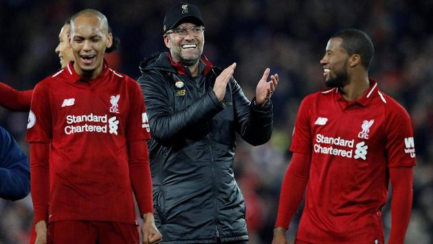 Liverpoolská radost a euforie. Trenérovi fotbalistů Liverpoolu Jürgenu Kloppovi hrozí disciplinární postih za divoké oslavy nedělního vítězství 1:0 v derby proti Evertonu. Liverpoolská radost a euforie. Trenérovi fotbalistů Liverpoolu Jürgenu Kloppovi hrozí disciplinární postih za divoké oslavy nedělního vítězství 1:0 v derby proti Evertonu.