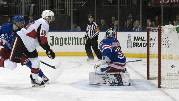 Útočník Ottawy Zack Smith překonává brankáře New York Rangers Henrika Lundqvista. Útočník Ottawy Zack Smith překonává brankáře New York Rangers Henrika Lundqvista.