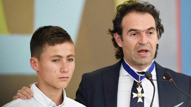 Patnáctiletý Johan Ramirez se starostou Medelínu Federikem Gutierrezem. Patnáctiletý Johan Ramirez se starostou Medelínu Federikem Gutierrezem.