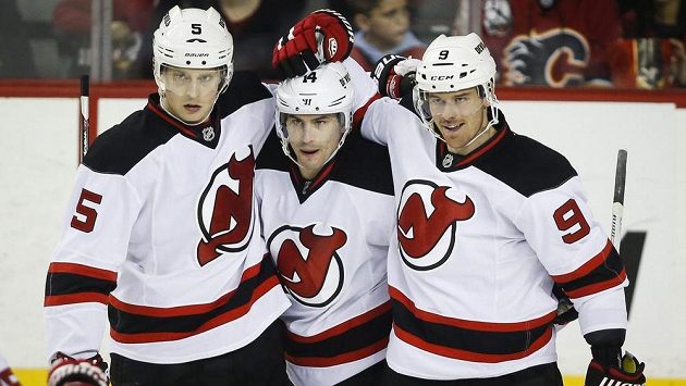 Hokejisté New Jersey Devils zleva Adam Larsson, Adam Henrique a Martin Havlát (9) se radují z gólu. Český útočník je však znovu zraněný. Hokejisté New Jersey Devils zleva Adam Larsson, Adam Henrique a Martin Havlát (9) se radují z gólu. Český útočník je však znovu zraněný.