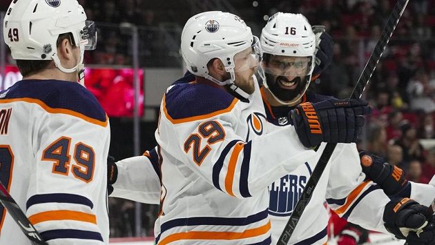 Německý hokejista Leon Draisaitl (29) září v NHL v dresu Edmontonu Oilers. Německý hokejista Leon Draisaitl (29) září v NHL v dresu Edmontonu Oilers.