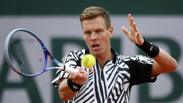 Tomáš Berdych při utkání prvního kola French Open s Vaskem Pospisilem z Kanady. Tomáš Berdych při utkání prvního kola French Open s Vaskem Pospisilem z Kanady.
