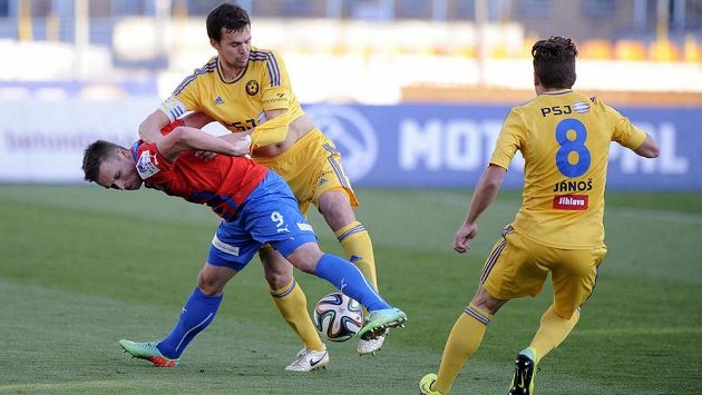 Zleva Stanislav Tecl z Plzně a jihlavští hráči Ondřej Šourek a Adam Jánoš. Zleva Stanislav Tecl z Plzně a jihlavští hráči Ondřej Šourek a Adam Jánoš.
