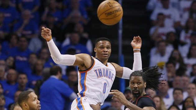 Russell Westbrook (uprostřed) během první čtvrtiny třetího zápasu 1.kola play off proti Houstonu Russell Westbrook (uprostřed) během první čtvrtiny třetího zápasu 1.kola play off proti Houstonu