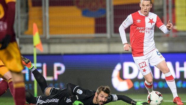Jan Sýkora ze Slavie Praha a brankář Dukly Praha Filip Rada během utkání. Jan Sýkora ze Slavie Praha a brankář Dukly Praha Filip Rada během utkání.