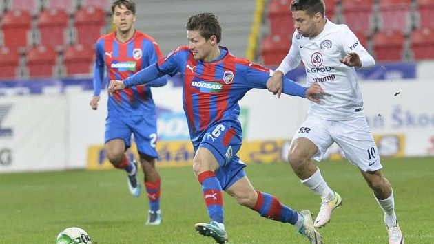 Osmifinále MOL Cupu. Plzeňský Václav Pilař pílí kupředu, zastavit se ho snaží Jan Navrátil ze Slovácka. V pozadí přihlíží Aleš Čermák. Osmifinále MOL Cupu. Plzeňský Václav Pilař pílí kupředu, zastavit se ho snaží Jan Navrátil ze Slovácka. V pozadí přihlíží Aleš Čermák.