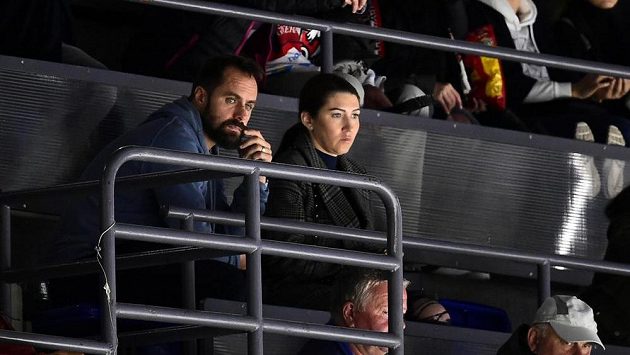 Tomáš Rolinek a jeho manželka Darina sledují utkání Pardubic s Hradcem Králové z tribuny. Tomáš Rolinek a jeho manželka Darina sledují utkání Pardubic s Hradcem Králové z tribuny.