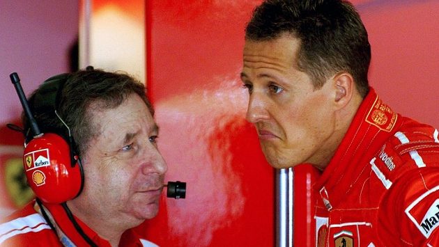 Jean Todt (vlevo) naslouchá Michaelu Schumacherovi při GP Malajsie v Sepangu před deseti lety. Jean Todt (vlevo) naslouchá Michaelu Schumacherovi při GP Malajsie v Sepangu před deseti lety.