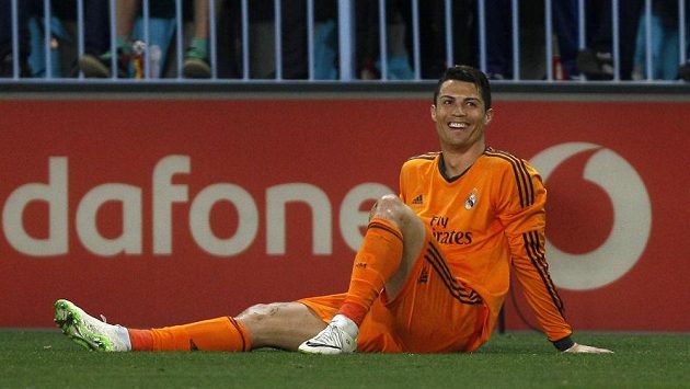Cristiano Ronaldo má důvod k úsměvu. Po jeho trefě vyhrál Real Madrid nejtěsnějším rozdílem v Málaze. Cristiano Ronaldo má důvod k úsměvu. Po jeho trefě vyhrál Real Madrid nejtěsnějším rozdílem v Málaze.