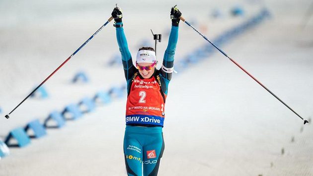 Francouzka Anais Chevalierová oslavuje vítězství ve stíhacím závodu v Novém Městě na Moravě. Francouzka Anais Chevalierová oslavuje vítězství ve stíhacím závodu v Novém Městě na Moravě.