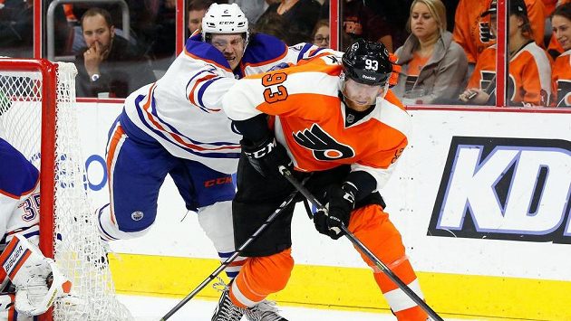 Obránce Edmontonu Jeff Petry (vlevo) se snaží zastavit útočníka Philadelphie Jakuba Voráčka. Obránce Edmontonu Jeff Petry (vlevo) se snaží zastavit útočníka Philadelphie Jakuba Voráčka.