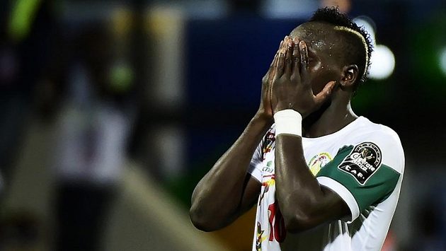 Senegalský útočník Sadio Mané poté, co na africkém šampionátu zazdil šanci v utkání proti Zimbabwe. Senegalský útočník Sadio Mané poté, co na africkém šampionátu zazdil šanci v utkání proti Zimbabwe.